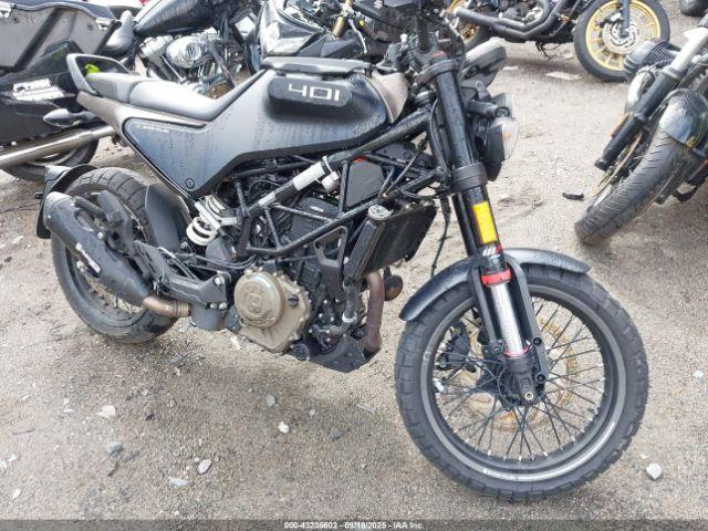  Salvage Husqvarna Vitpilen 401 Svartpilen 4