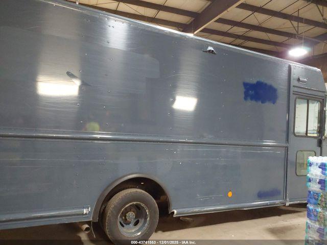 Ford E-450 Image 14