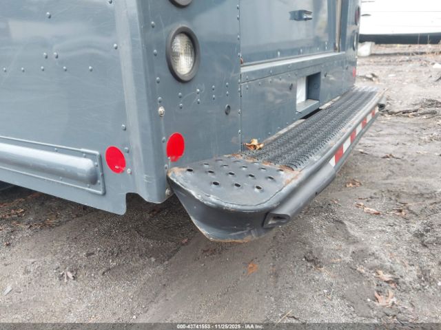 Ford E-450 Image 13