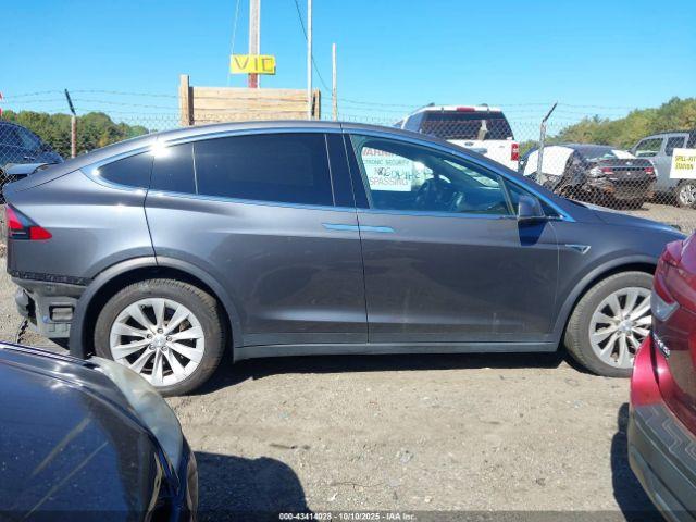 Tesla Model X Image 11