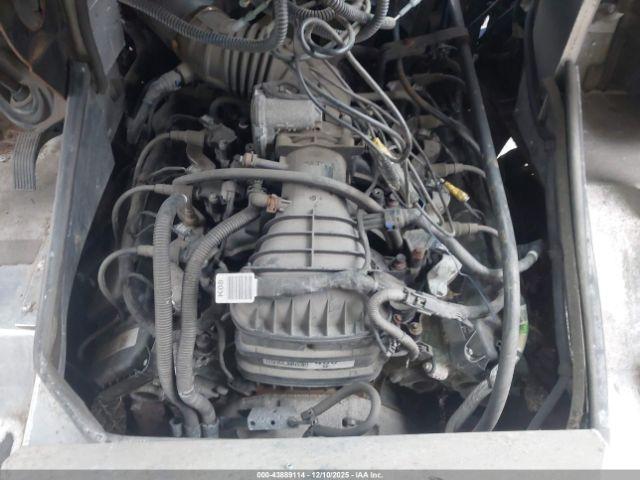 Ford E-450 Image 2