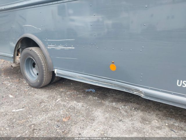 Ford E-450 Image 16