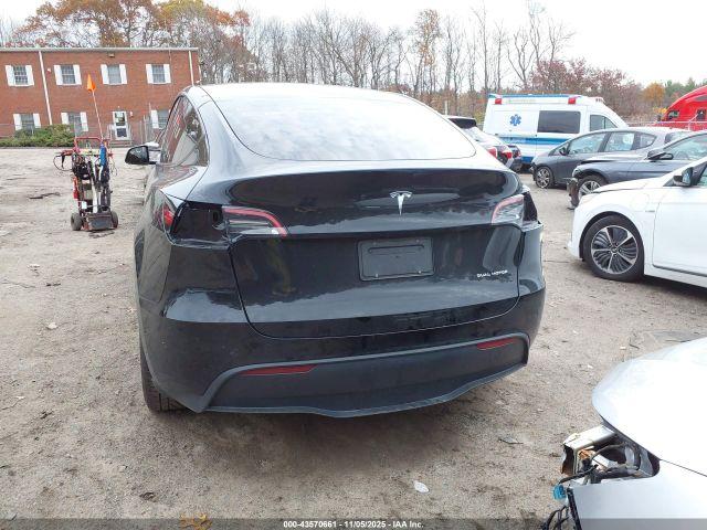 Tesla Model Y Image 16