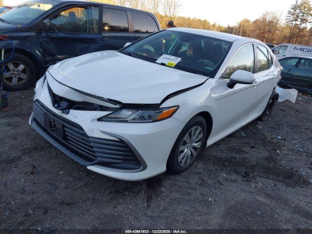 Toyota Camry Le Hybrid Image 2