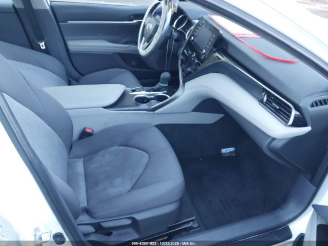 Toyota Camry Le Hybrid Image 3