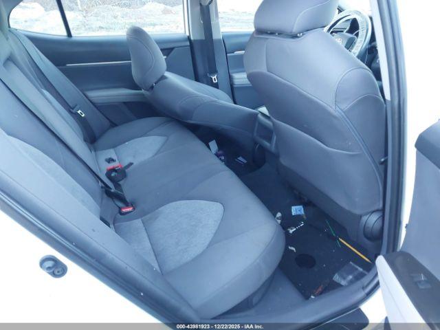 Toyota Camry Le Hybrid Image 11