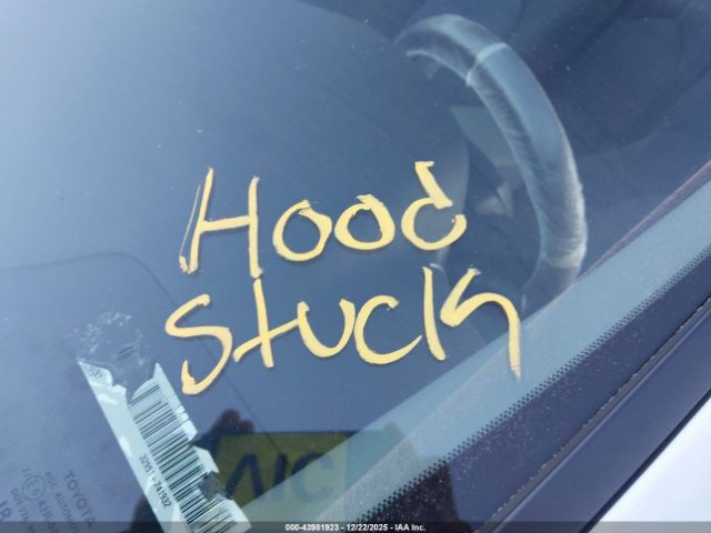 Toyota Camry Le Hybrid Image 4