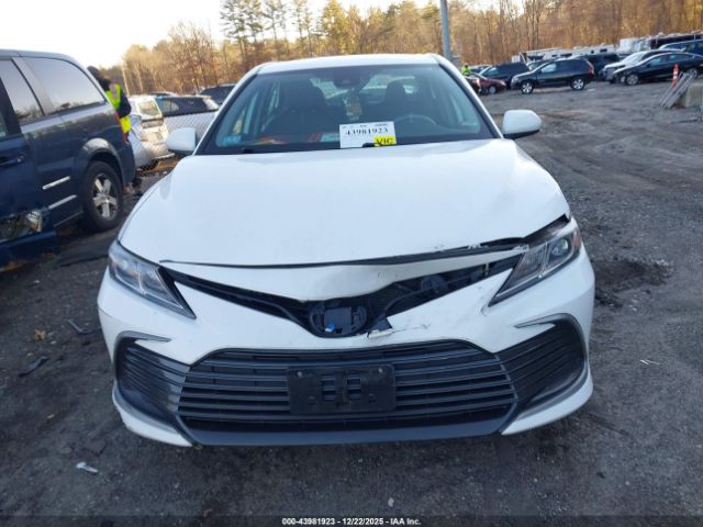Toyota Camry Le Hybrid Image 8