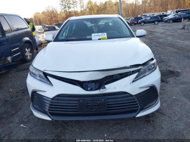 Toyota Camry Le Hybrid Image 8