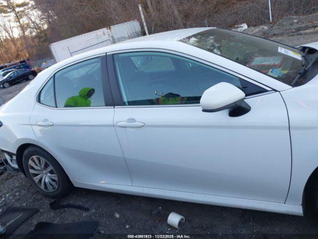 Toyota Camry Le Hybrid Image 16
