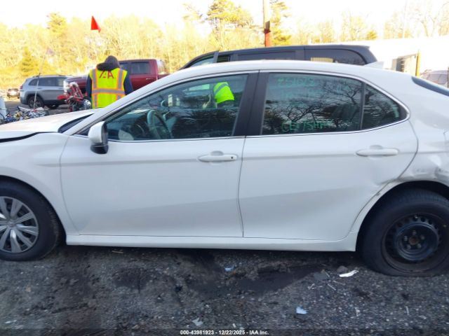 Toyota Camry Le Hybrid Image 13