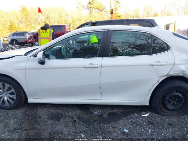 Toyota Camry Le Hybrid Image 13