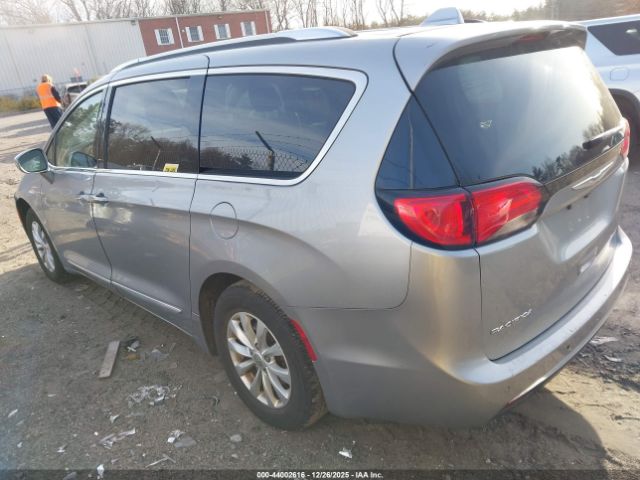 Chrysler Pacifica Touring L Image 5