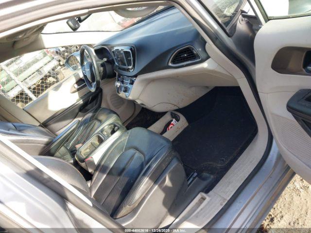 Chrysler Pacifica Touring L Image 14