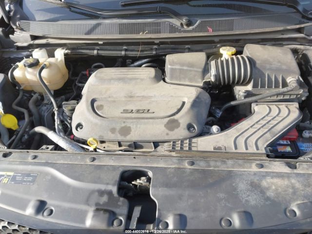 Chrysler Pacifica Touring L Image 2