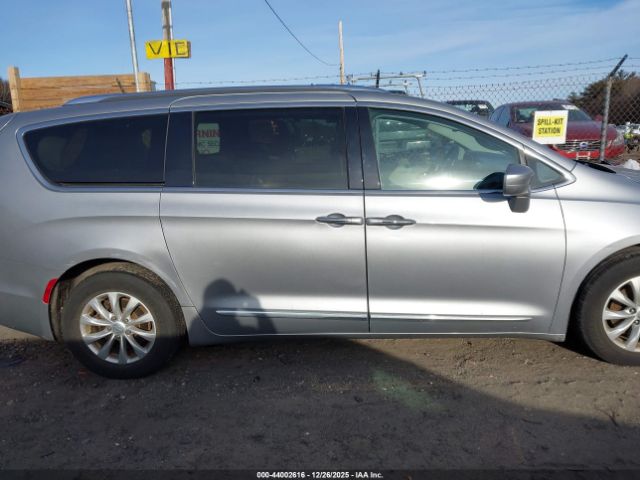 Chrysler Pacifica Touring L Image 7