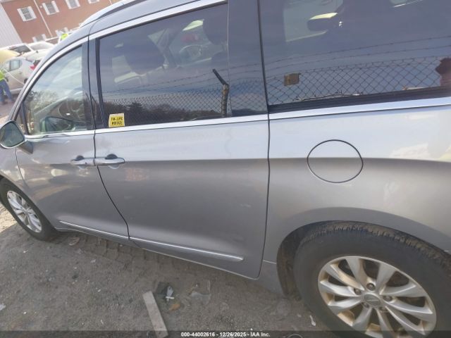 Chrysler Pacifica Touring L Image 17