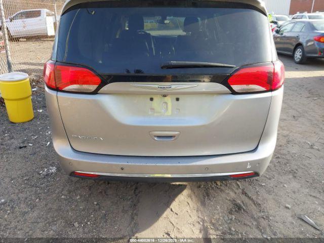 Chrysler Pacifica Touring L Image 6