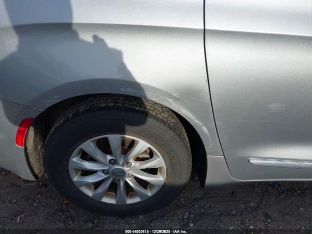 Chrysler Pacifica Touring L Image 13