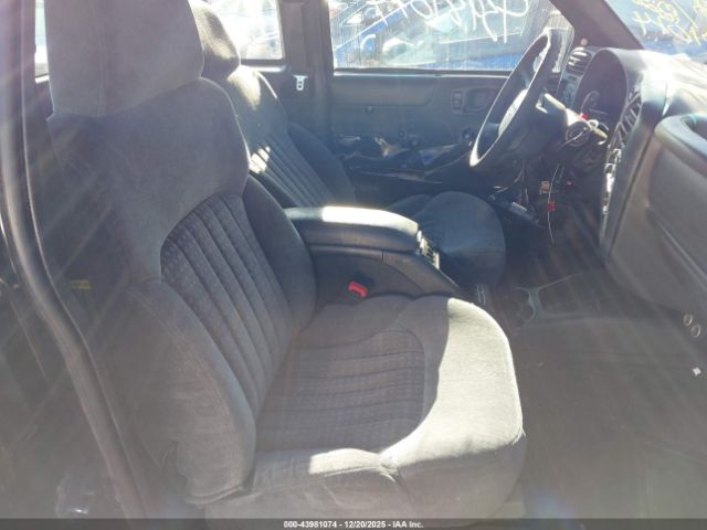 Chevrolet S-10 Ls Image 8