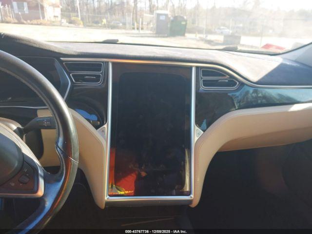 Tesla Model S Image 8