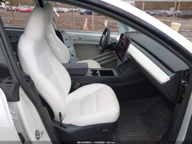 Tesla Model Y Performance Dual Motor All-wheel Drive Image 3