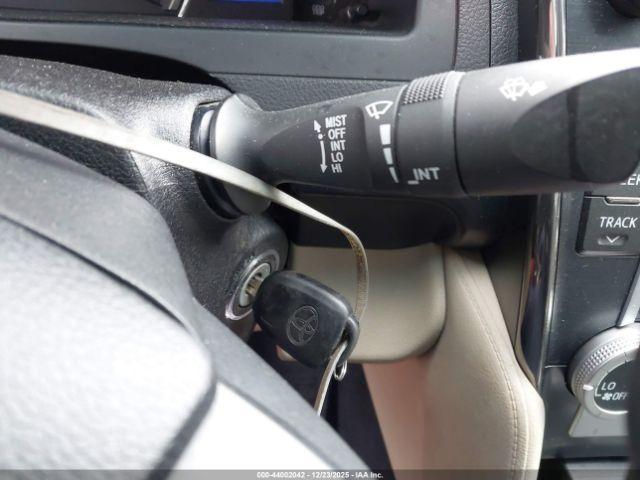 Toyota Camry Le Image 11