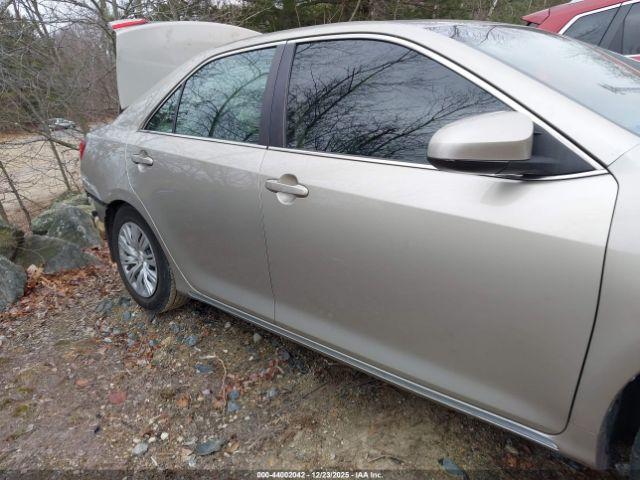 Toyota Camry Le Image 6