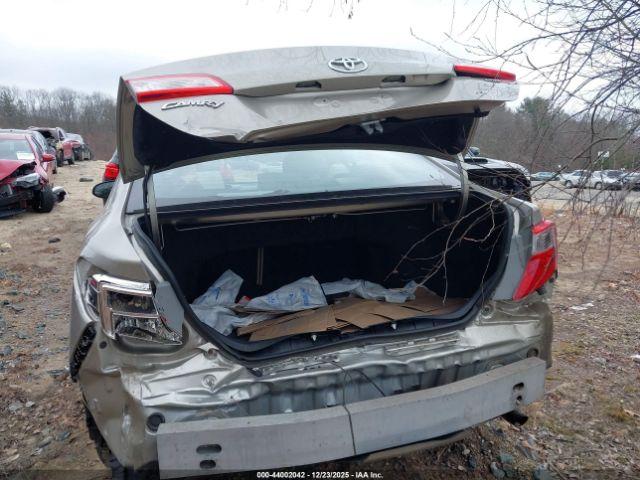 Toyota Camry Le Image 7