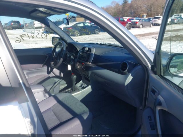 Toyota RAV4 Image 11