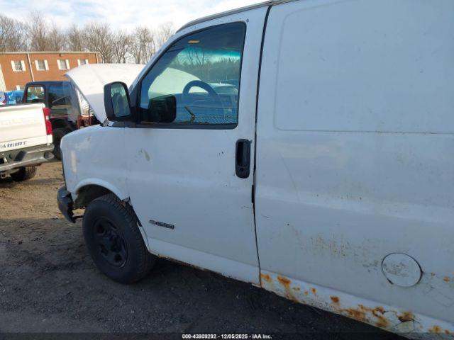 Chevrolet Express Image 5