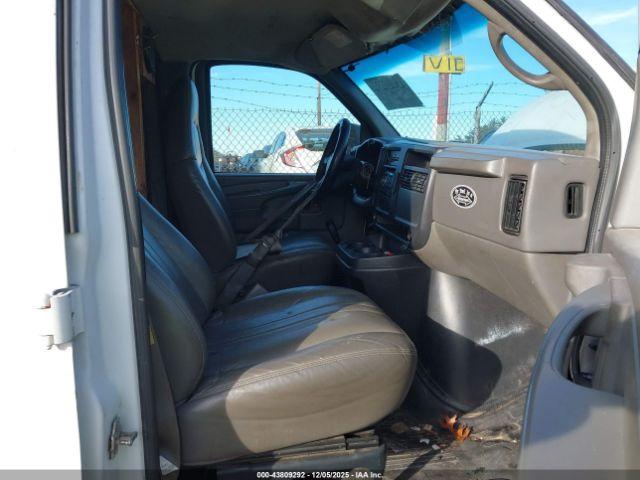 Chevrolet Express Image 3