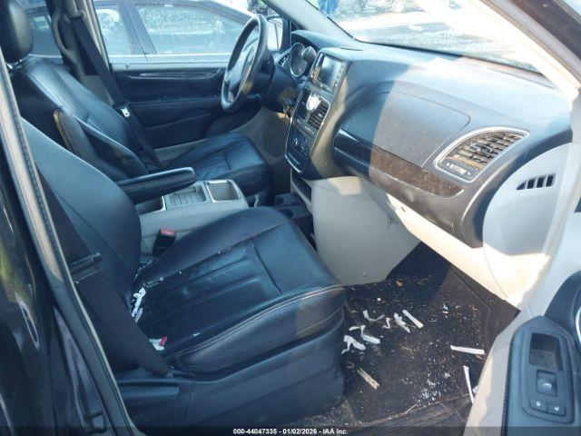 Chrysler Town & Country Touring Image 6