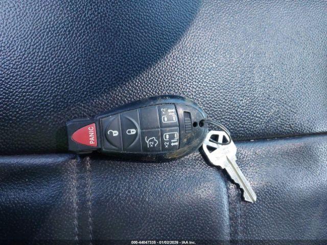 Chrysler Town & Country Touring Image 9