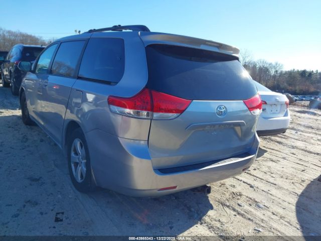 Toyota Sienna Le V6 Image 2