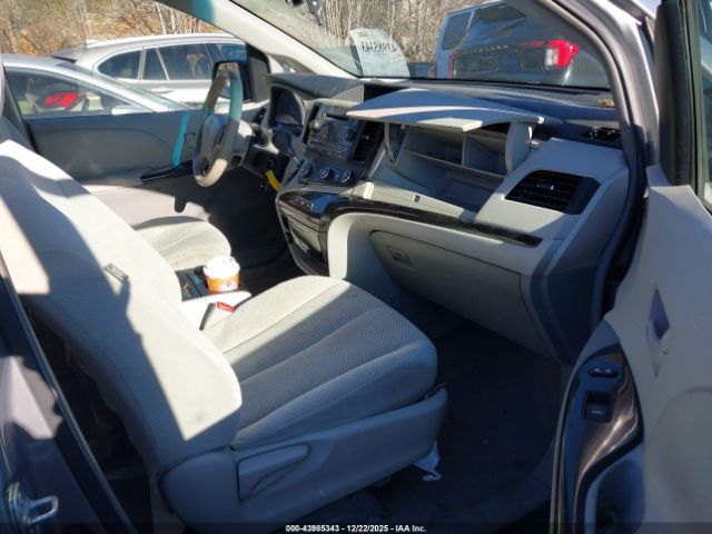 Toyota Sienna Le V6 Image 10