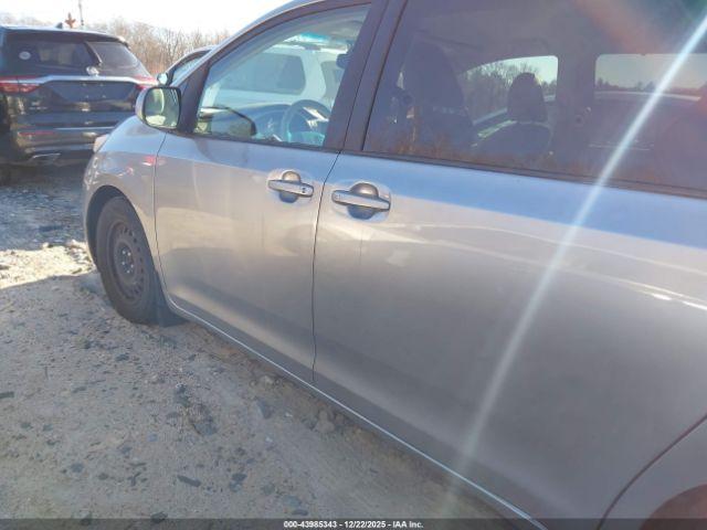 Toyota Sienna Le V6 Image 9