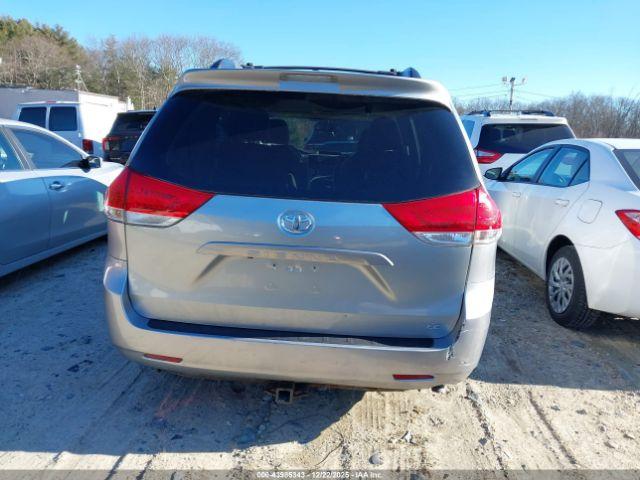 Toyota Sienna Le V6 Image 14