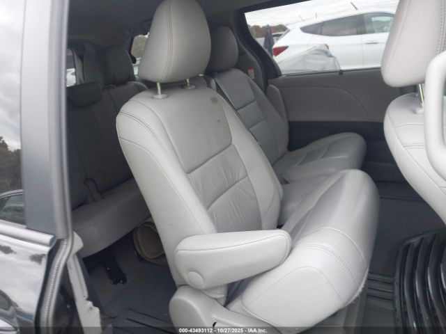Toyota Sienna Xle 8 Passenger Image 4