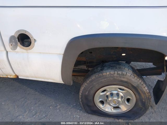 Chevrolet Silverado 2500 Work Truck Image 6