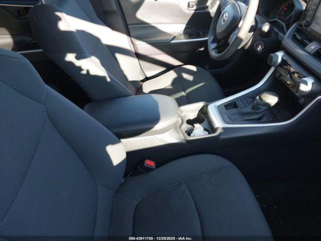 Toyota RAV4 Le Image 2