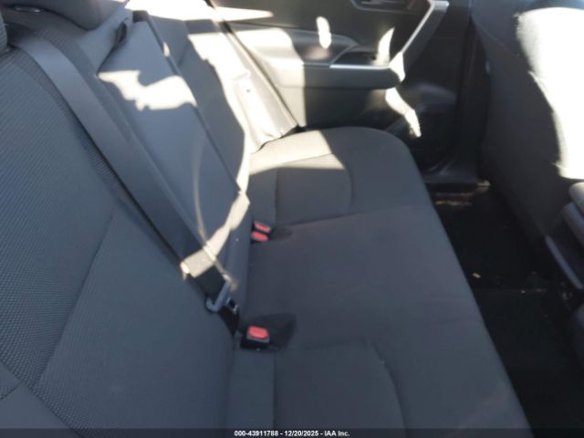 Toyota RAV4 Le Image 12