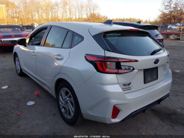 Subaru Impreza Base 5-door Image 4