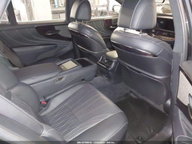 Lexus LS Image 15